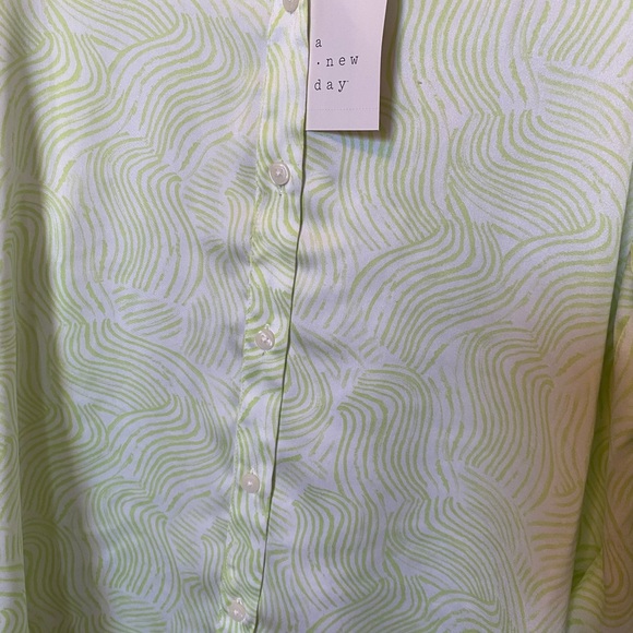 A New Day Green Pattern Blouse - Picture 2 of 6